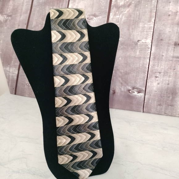 Murano Italia Silk Necktie Tie Tan Black Abstract Striped Classic Style Formal - Picture 1 of 9